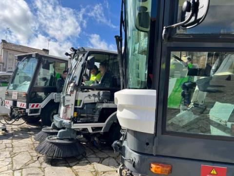 Algunhas das barredoras eléctricas que realizarán o servizo de limpeza da cidade