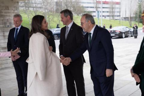 O alcalde de Santiago saudando á Raiña