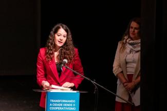 A tenenta de alcaldesa, María Rozas, interviron no acto para confirmar o compromiso do Concello de Santiago “cun modelo económico máis xusto, igualitario e transformador, que debe axudar a construír un mundo mellor”.