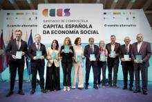 Foto de familia das autoridades co Manifesto da Economía Social